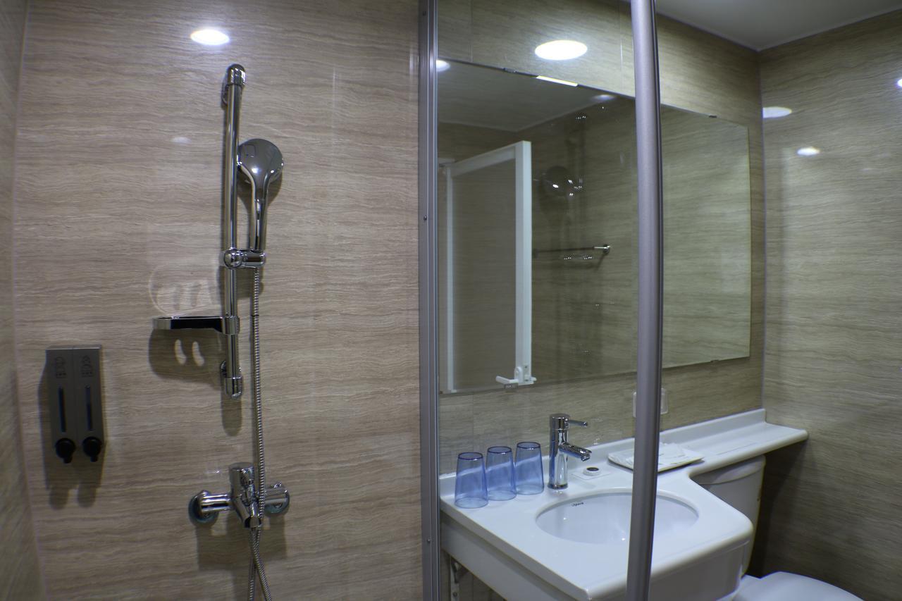 Mingli Hotel Kaohsiung Bagian luar foto